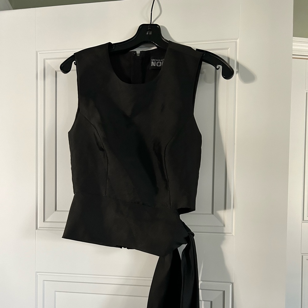 NWOT SACHIN + BABI Nior Top. XS. with side bow.